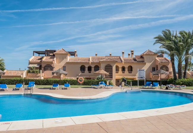 Piscina de adultos rodeada de tumbonas en la costa del sol malaga mijas