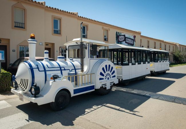 Tren que recorre el complejo parando en los principales puntos del resort clinica supermercados restaurantes accesos playa