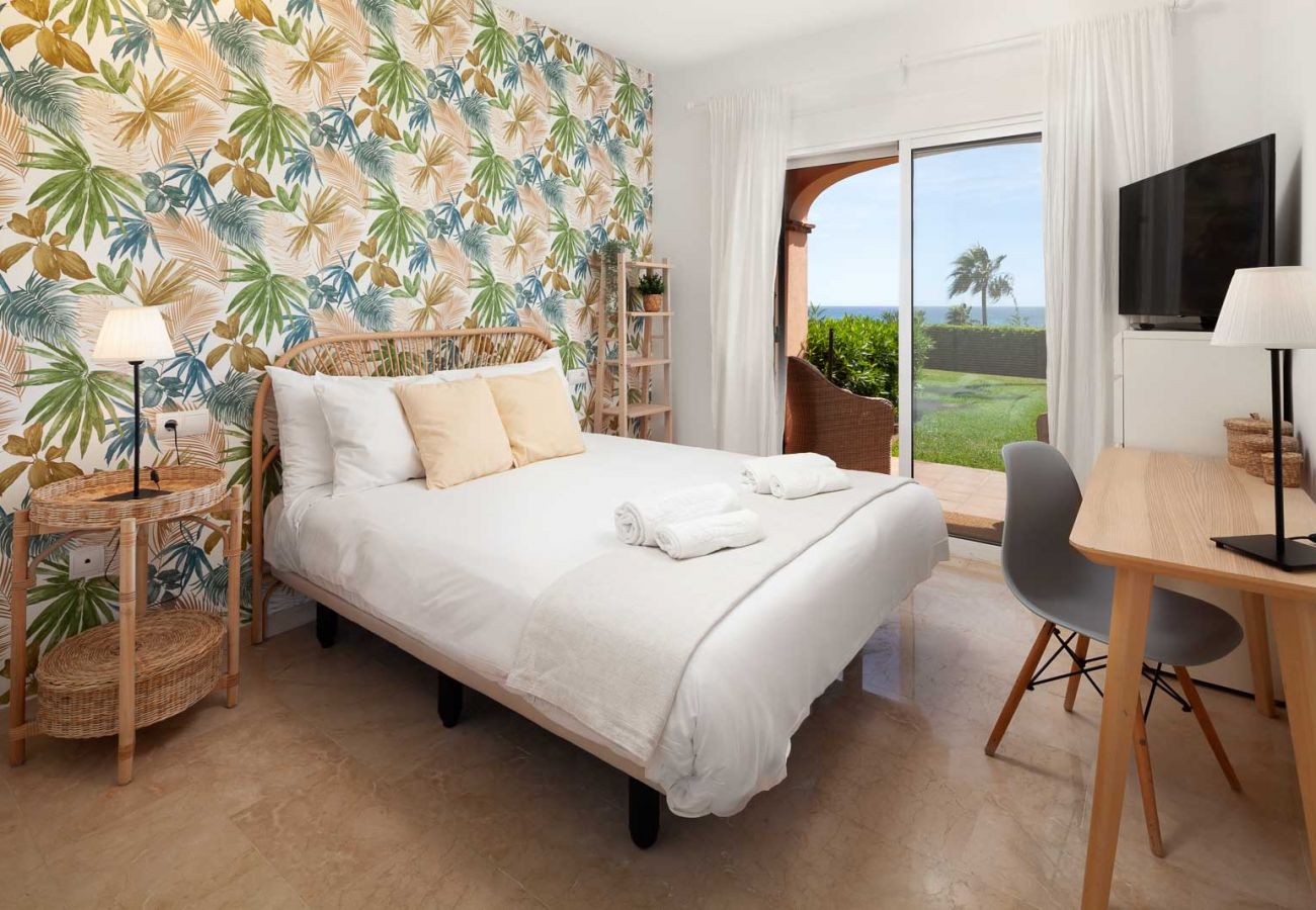 dormitorio de matrimonio con acceso jardin y increibles vistas al mar mijas costa del sol