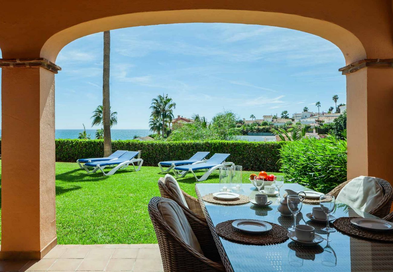 Maravillosa terraza en la Costa del Sol con impresionantes vistas compartir momentos en compañía de familiares y amigos