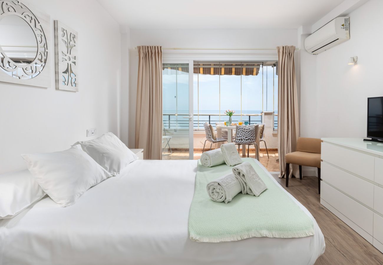 Apartamento en Fuengirola -  Seafront Escape by Alfresco Stays